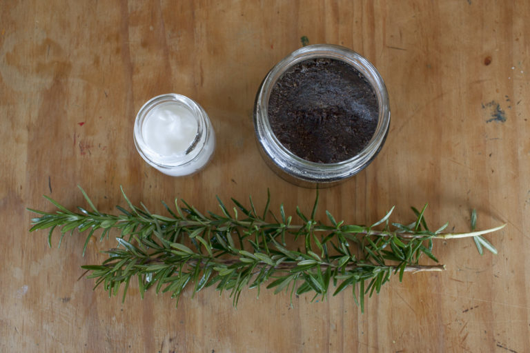 3 Recipes To Reduce Plastic In The Bathroom