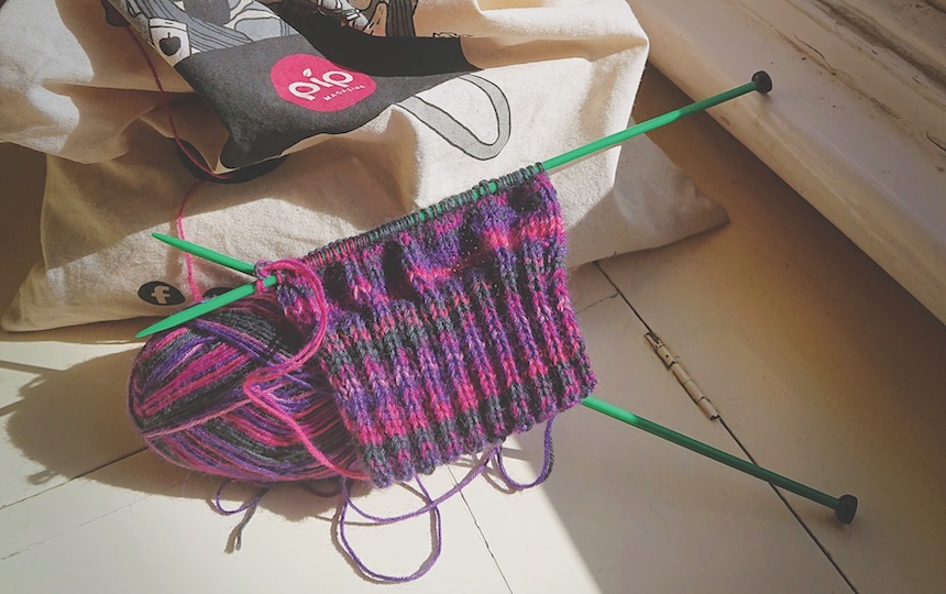 Knitting fingerless gloves 