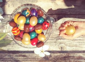 Naturally dyed easter eggs